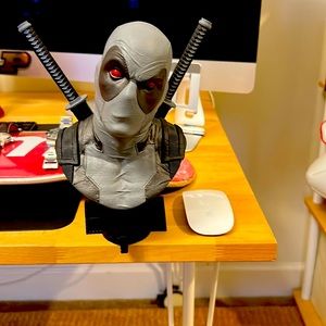 COPY - Deadpool statue , manufactured by diamond select toys. Limited edition.